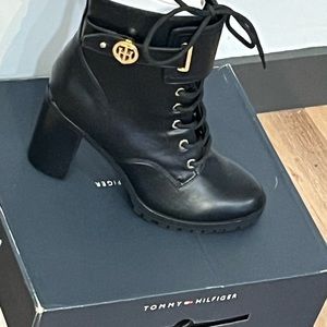 Tommy Hilfiger Prussia 2 - faux leather booties with lug sole. Size 8